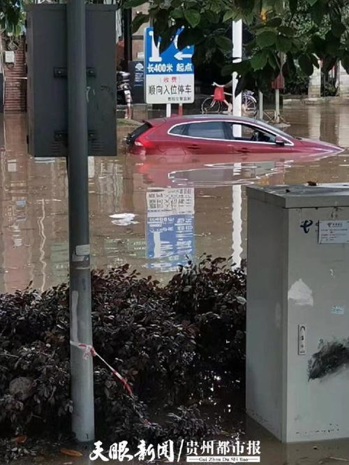 行動 貴陽珠江路被水淹,沖鋒舟轉移被困群眾